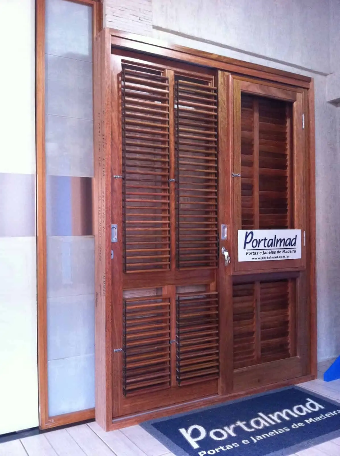 Porta de madeira com venezianas articuladas - Venezianas móveis - Shutters