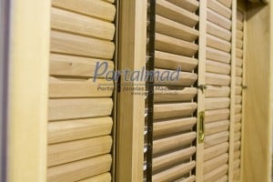 janela com veneziana articulada - móvel - palhetas móveis - madeira