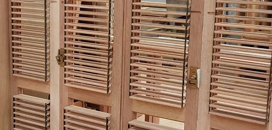 Porta de madeira com venezianas ajustáveis