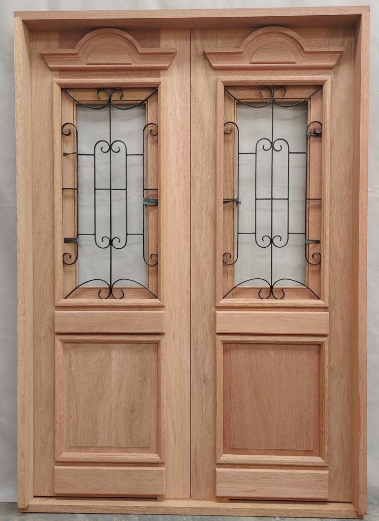 Porta de madeira com grade - Portas de Entrada com Grades de Ferro