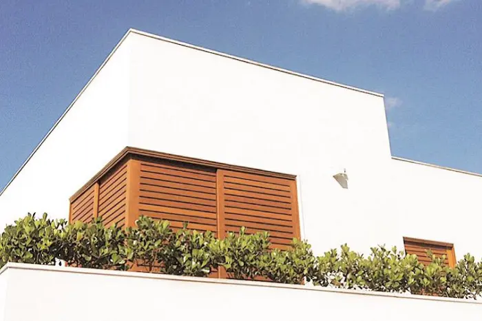 Casa moderna com esquadrias de madeira