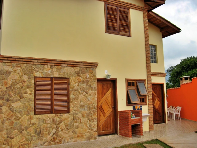 Casa com janelas e porta de madeira