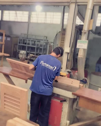Fábrica de portas de madeira