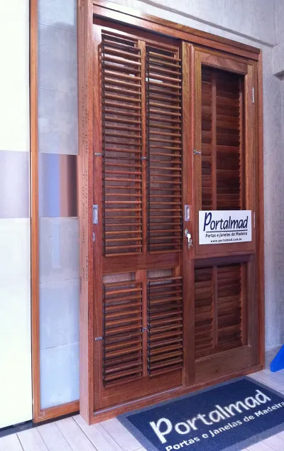 Porta externa de madeira com shutters