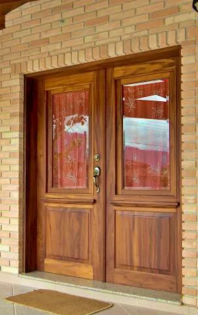 Porta externa de madeira com vidro