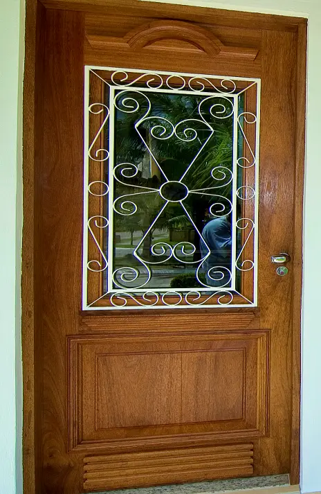 Porta de madeira com grade e vidro