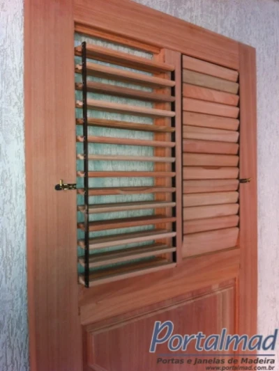 Porta com veneziana móvel - shutter de madeira