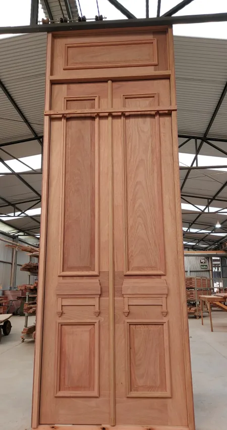 Porta de entrada de madeira maciça