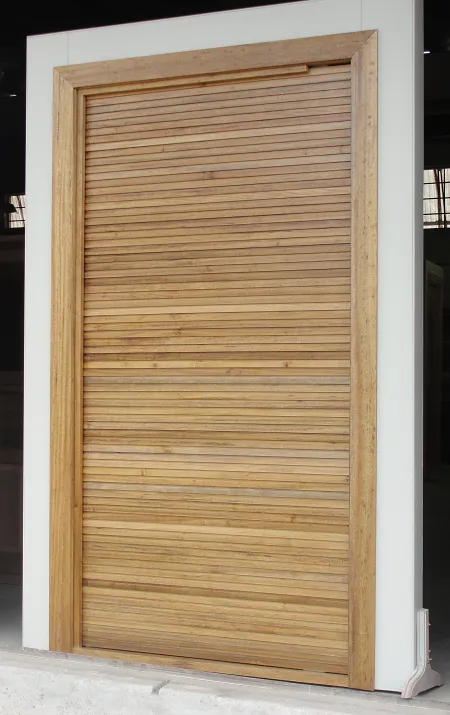 Porta de madeira simples para sala