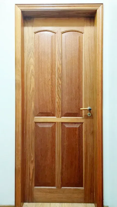 Porta de madeira maciça almofadada