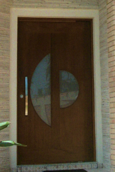 Porta de madeira e vidro externa