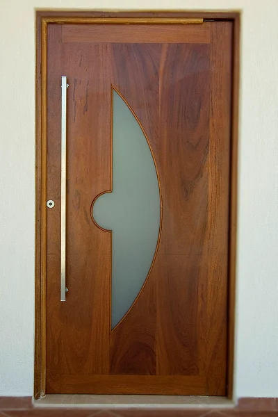 Porta de madeira com vidro no centro
