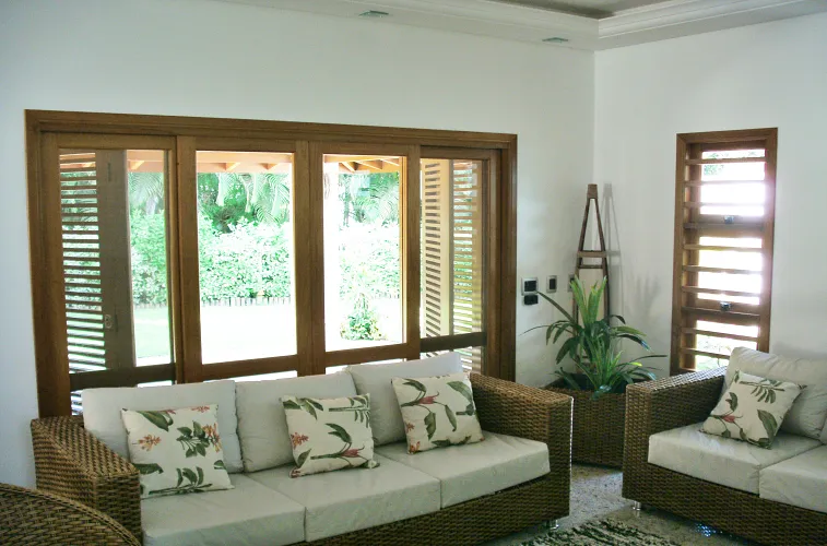 Sala com janela de madeira