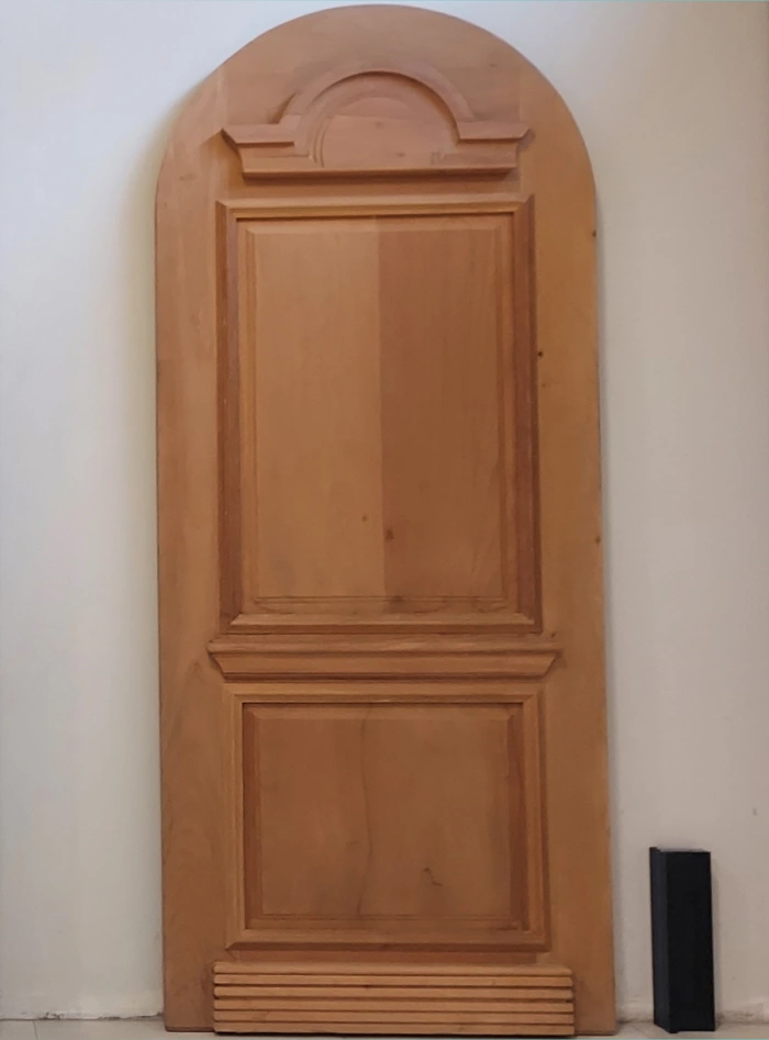 Porta de madeira com arco