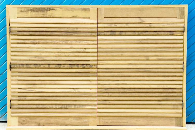 Janela veneziana de madeira