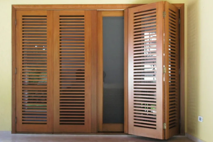 Porta de madeira externa