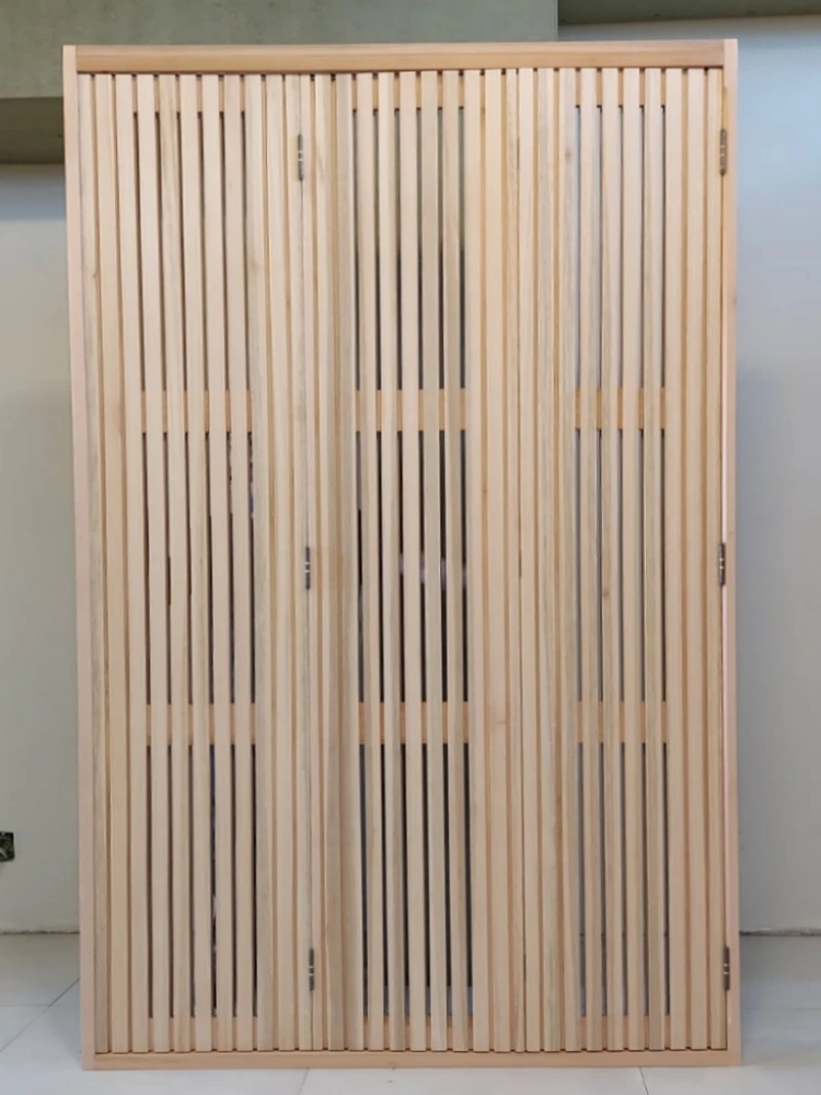 Porta de madeira pantográfica