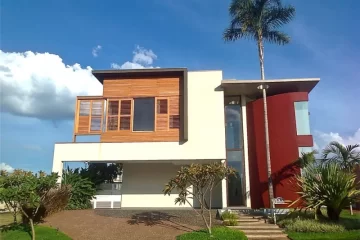 Casa com brises de madeira