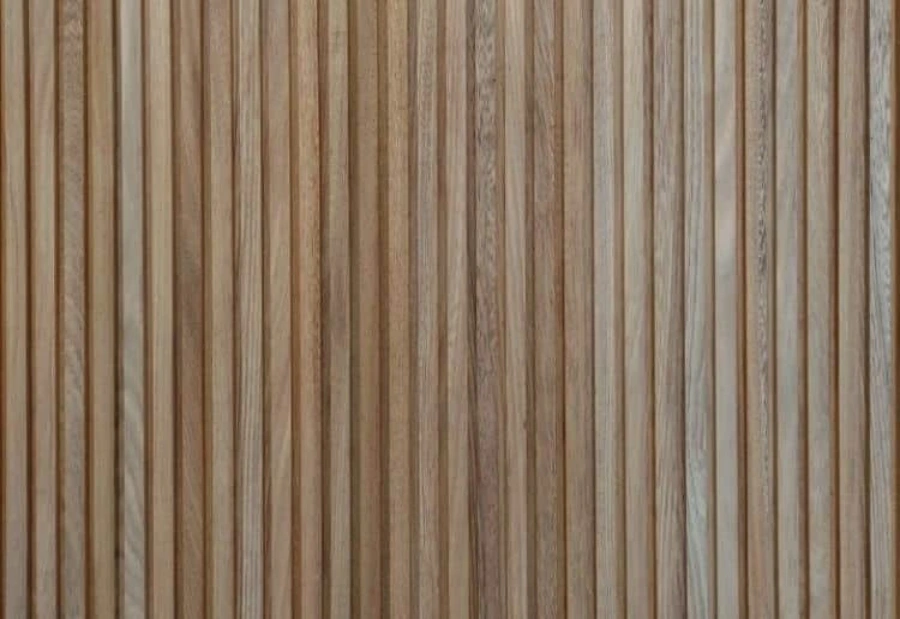 Painel ripado vertical de madeira
