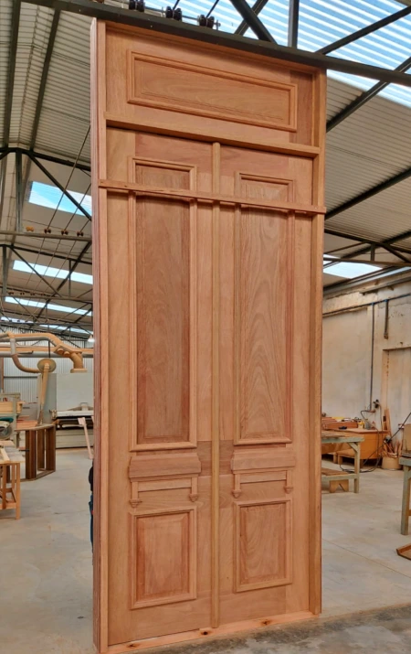 Porta de madeira grande para sala