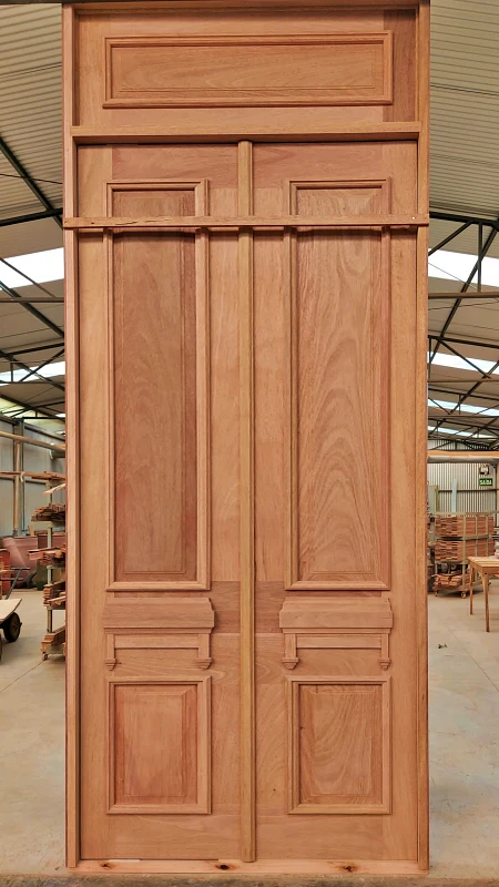Porta de madeira maciça externa