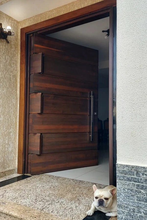 Porta de madeira pivotante