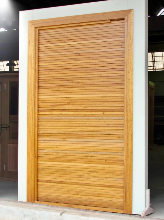 Porta ripada de madeira