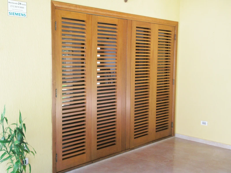 Porta de madeira com ventilação