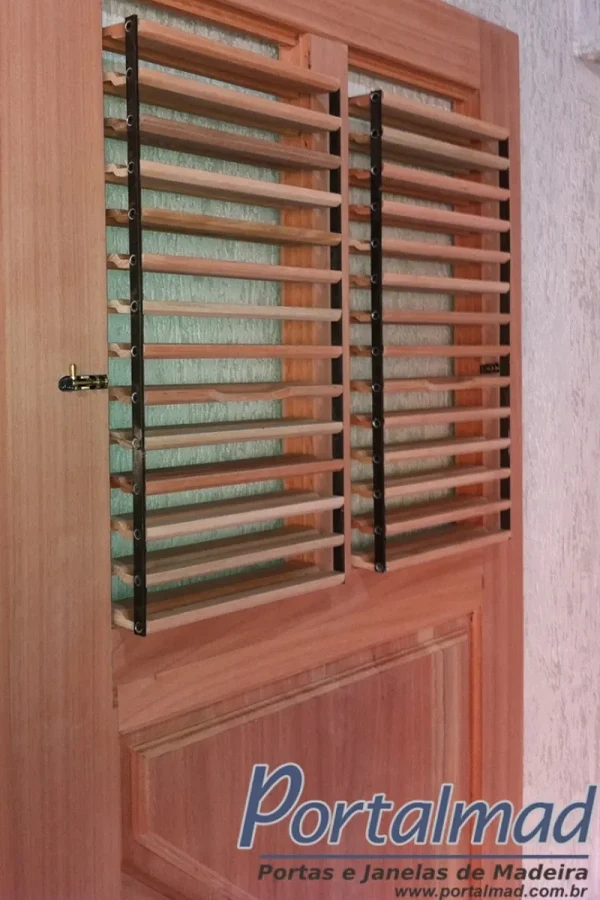 Porta de madeira com ventilação