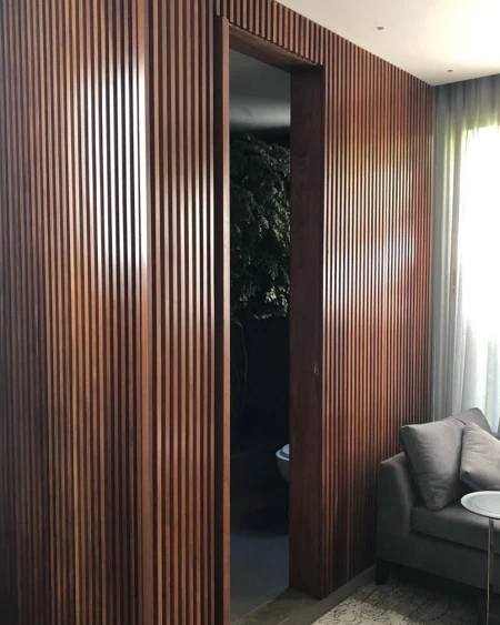 Painel com porta esquadria
