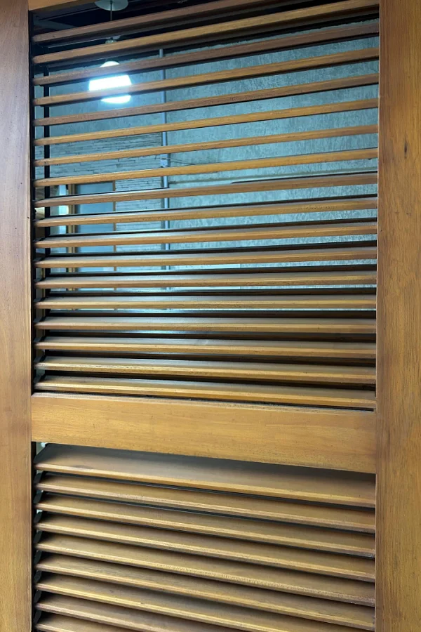 Porta com ventilação em madeira