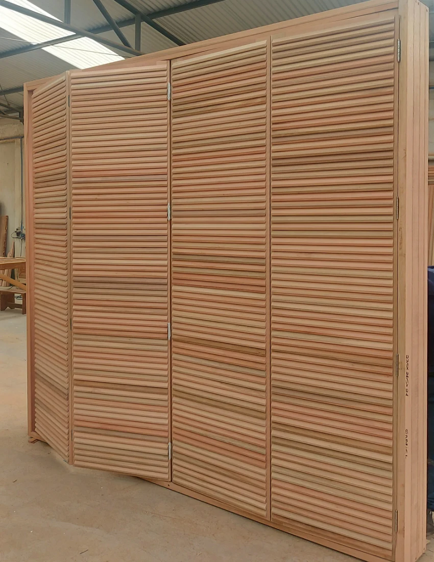 Porta de madeira com venezianas Porta de madeira com venezianas