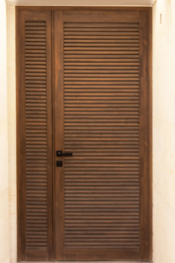 Porta de madeira com ventilação Porta de madeira com ventilação