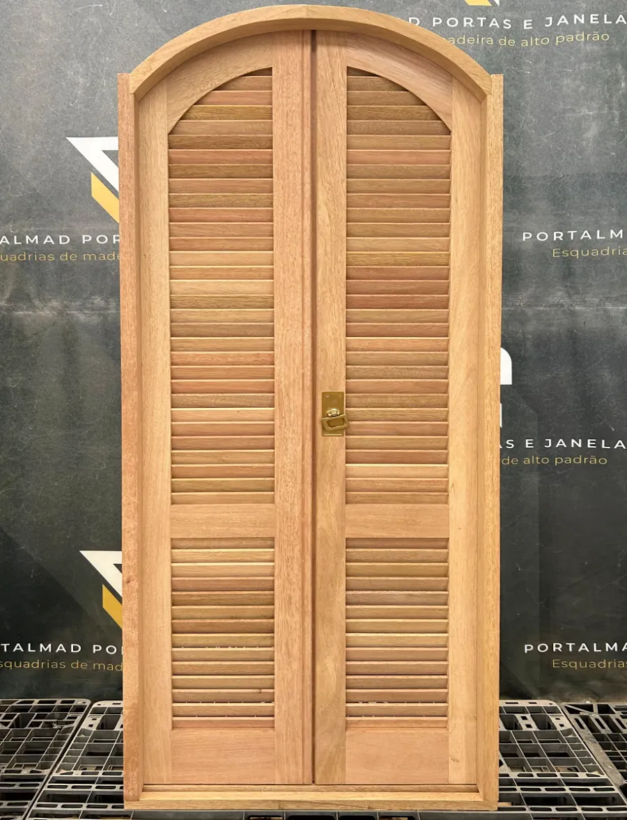 Porta de madeira com arco superior