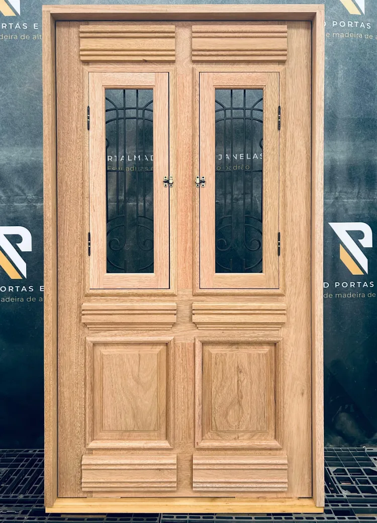 Porta de madeira com grade Porta de madeira com grade