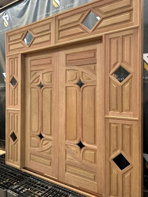 Porta dupla de madeira