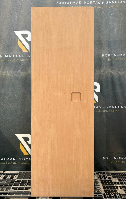 Porta lisa com puxador cava Porta lisa com puxador cava