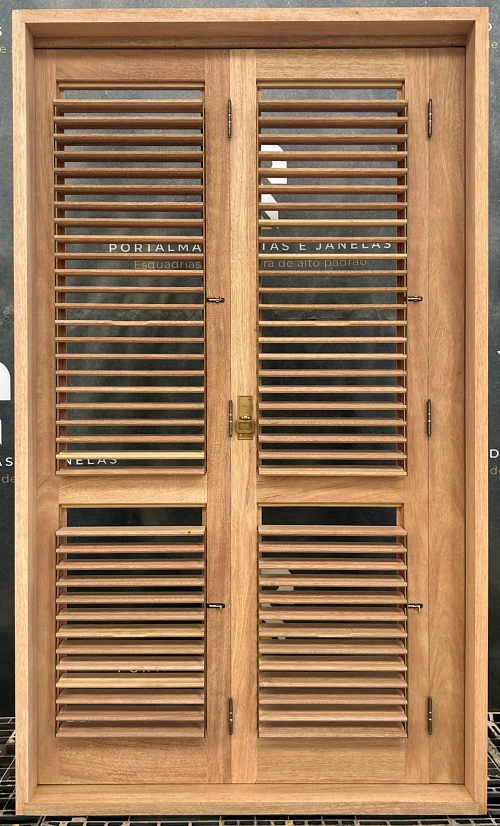 Porta com veneziana regulável