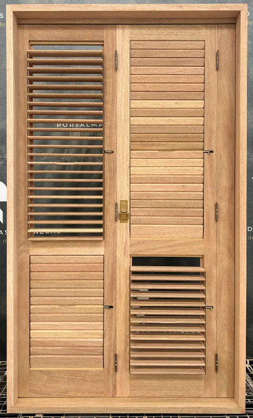 Porta com venezianas ajustáveis